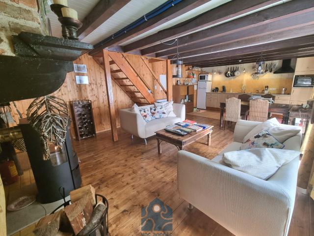 Maison 163m2 et gîte 114m2 avec terrain et dépendances à AMBERT