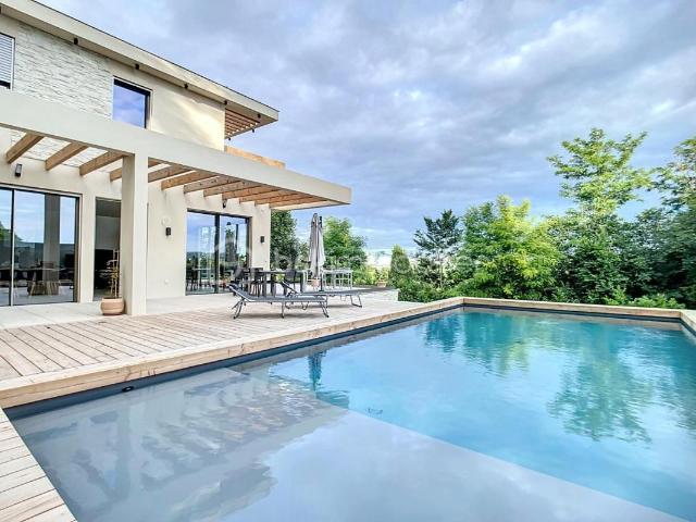 Maison 11 pièces 357 m²