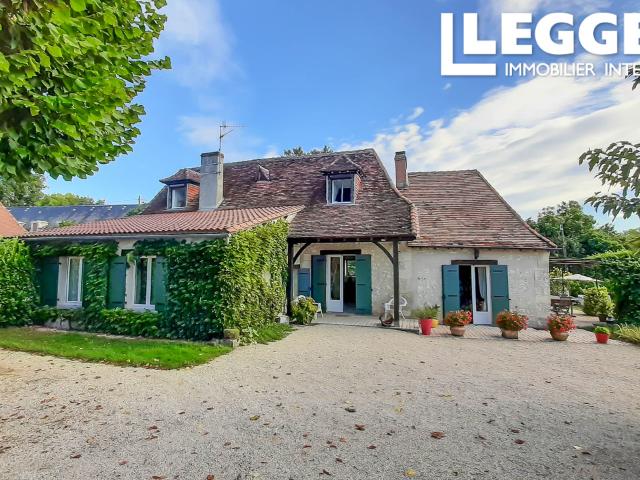 Maison 19ème en pierre entièrement restaurée avec jardin et piscine. En campagne près de Périgueux