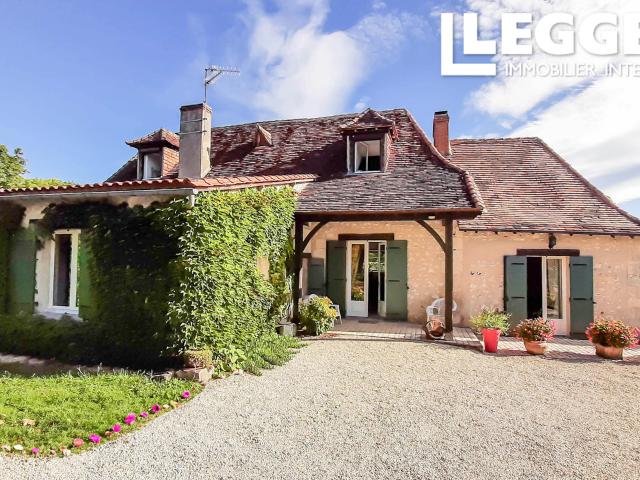 Maison 19ème en pierre entièrement restaurée avec jardin et piscine. En campagne près de Périgueux