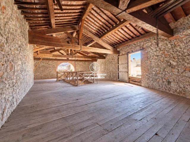 Maison 1 pièce 330 m²