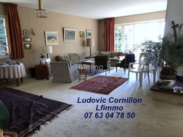 Maison 207 m2 sur sous sol 360 m2 utiles, piscine  vue panoram
