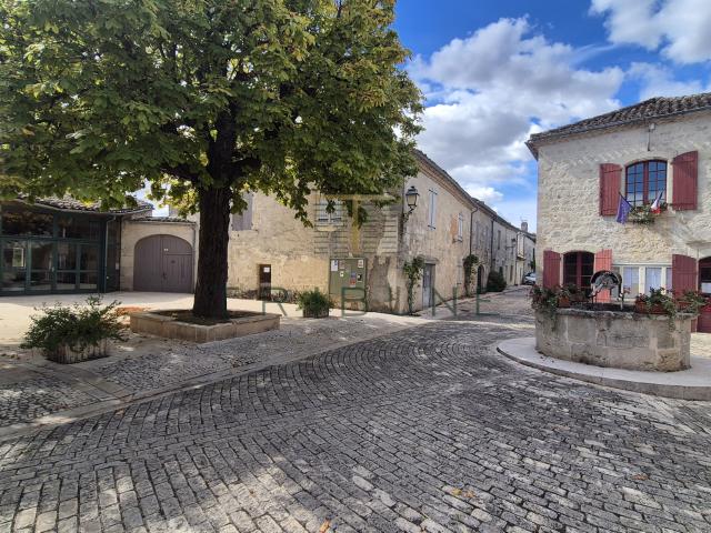 Maison 200m2 coeur de village MONTJOI avec garage et jardin
