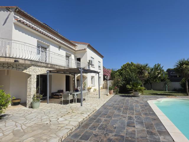 Maison 215 m2 sur terrain de 807 m2 avec piscine au sel