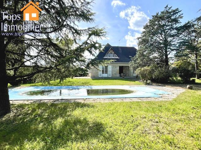 Maison 228m2 avec grand parc arboré, piscine et garage 228m² Villefranche de Rouergue