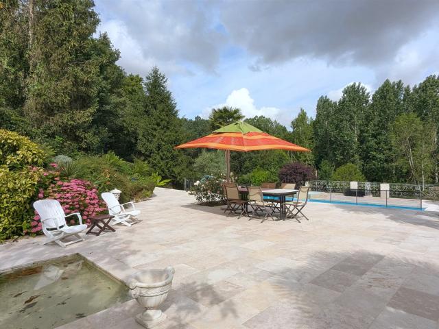 Maison 220m², piscine, très beau parc 4,5ha, étang, rivière 220m² Poitiers