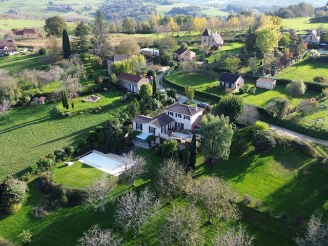 Spacieuse maison contemporaine avec vue et piscine