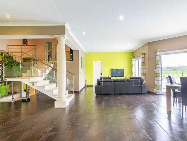 Maison 235m², 7 pièces, 4 chambres, piscine, double garage