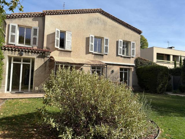 Maison 245 m²