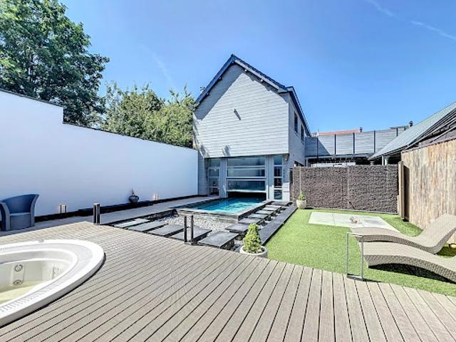 Maison avec piscine et jardin