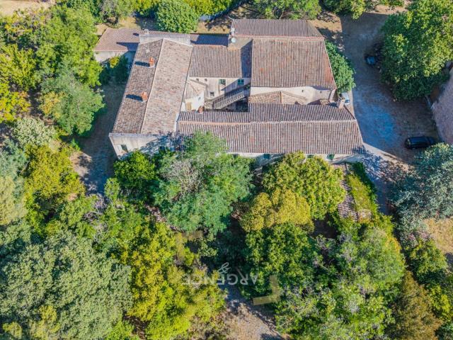 Maison 27 pièces 650 m²