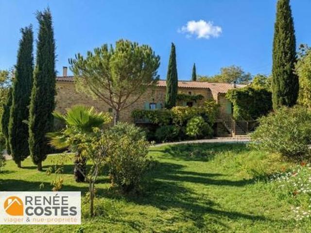 Maison 27 pièces 668 m²