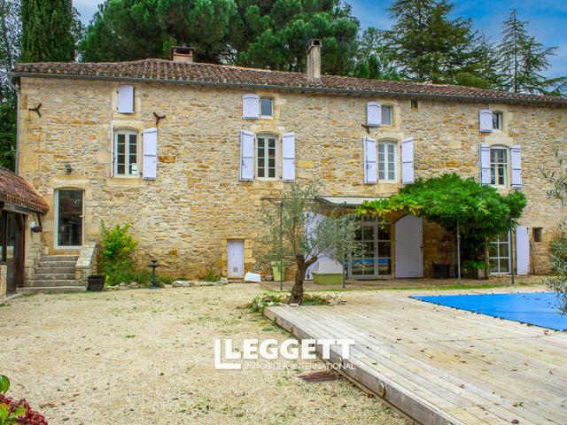Maison 27 pièces 600 m²