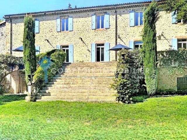 Maison 28 pièces 800 m²