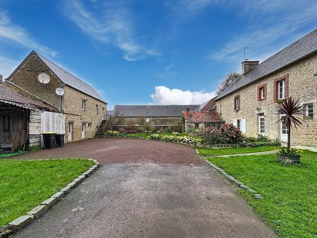 Maison + 2 Appartements + Dependances 200m² Baupte