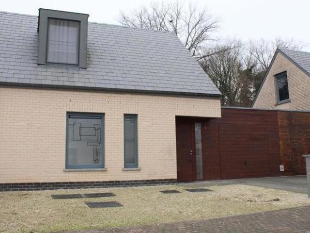 Maison 2 CH. avec jardin de gravier, garage et parking