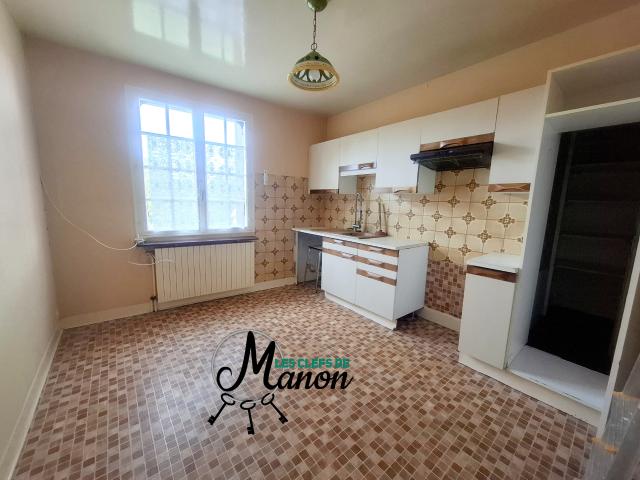Maison 2 chambres avec extérieur, double garage dans bourg de BESSINES SUR GARTEMPE