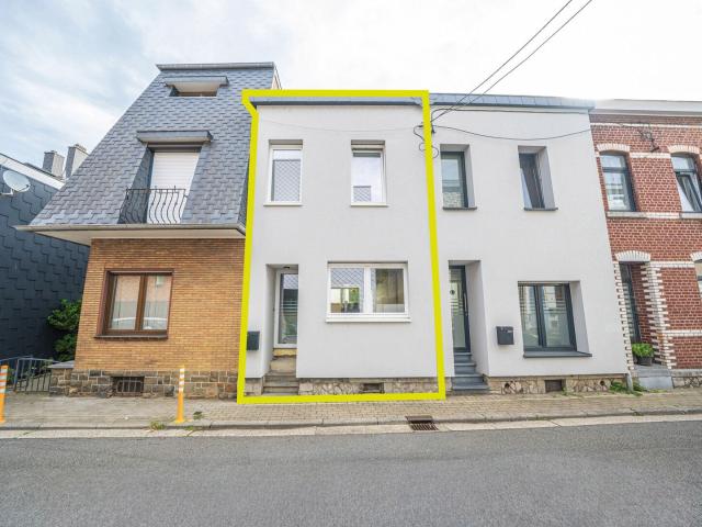 Maison 2 chambres avec une cour un garage et un emplacement