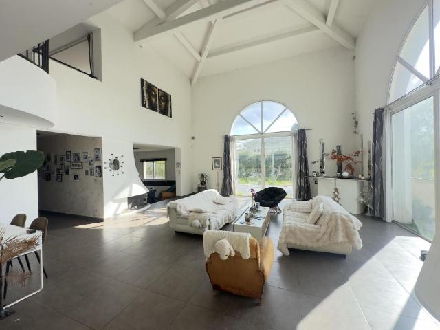 Maison 317 m²