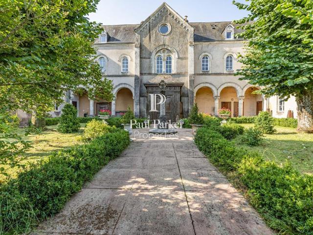 Maison 34 pièces 1 200 m²