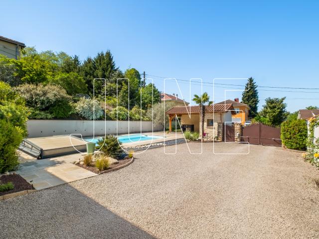 Maison 7 pièces 180 m2 habitables Terrain 888 m2 Piscine Garage