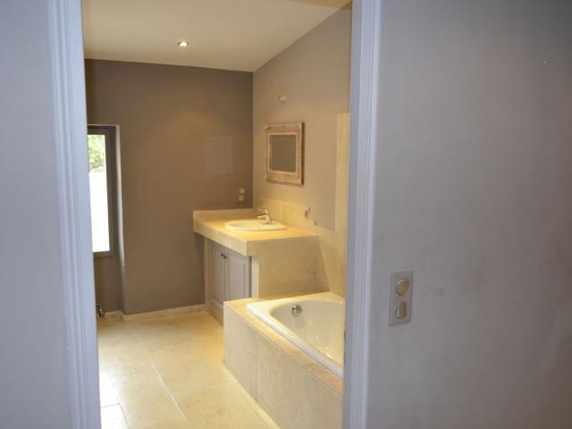 Maison 7 pièces, 200 m² à louer à Sarrians 84260