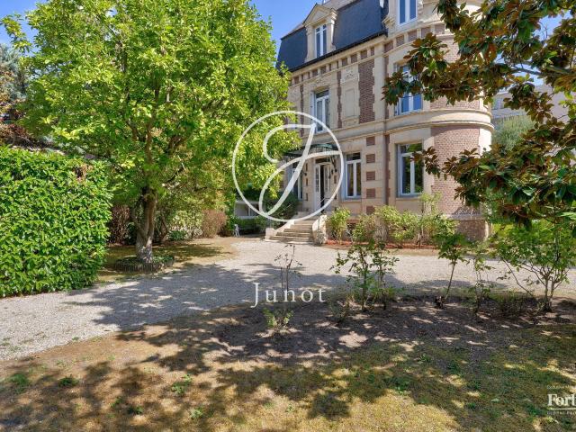 Maison 7 pièces 214 m²