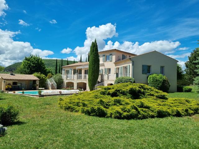 Maison 7 pièces 215 m²