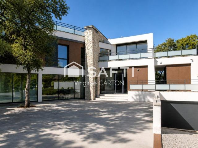 Maison 7 pièces 215 m²