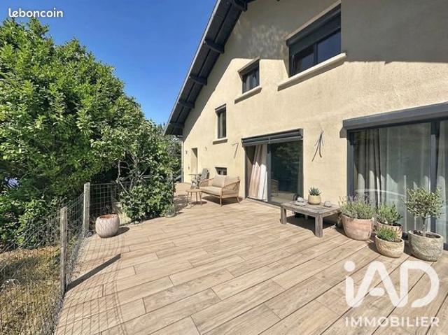 Maison 7 pièces 215 m²