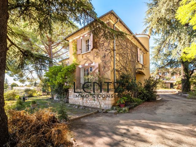 Maison 7 pièces 220 m²