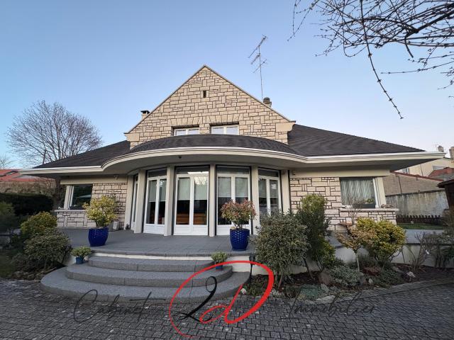 Maison 7 pièces 220 m²