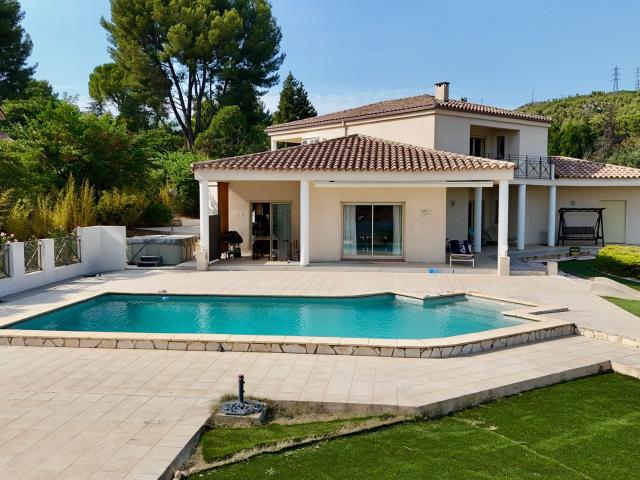 Maison 7 pièces 240 m²