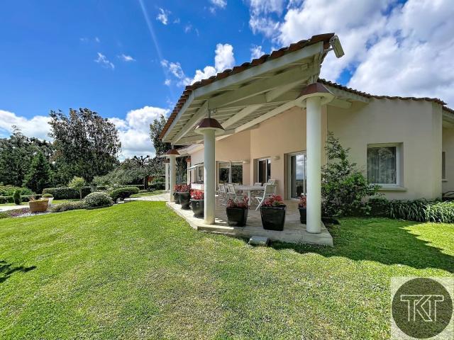 Maison 7 pièces 239 m²
