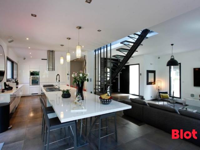 Maison 7 pièces 230 m²
