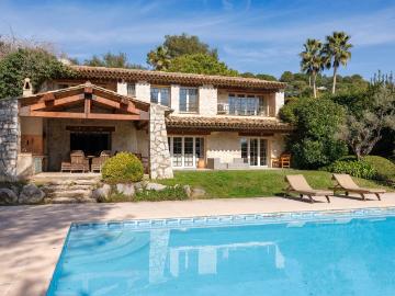 Maison 7 pièces 230 m²