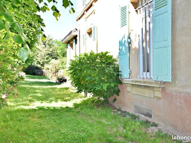 Maison 7 pièces 230 m²