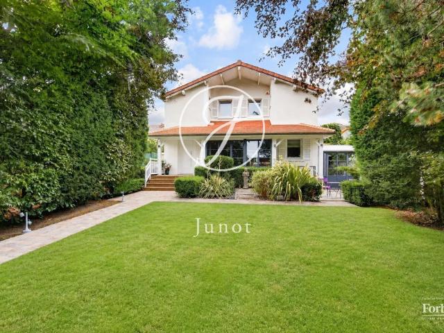 Maison 7 pièces 233 m²