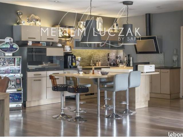 Maison 7 pièces 244 m²