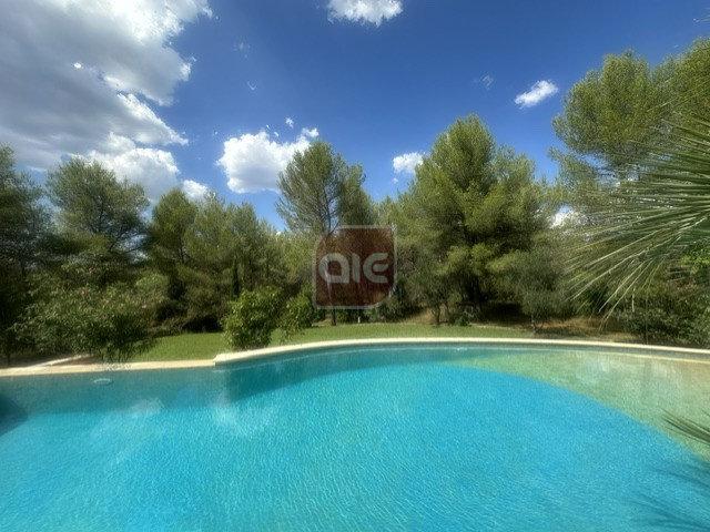 Maison 7 pièces 245 m²