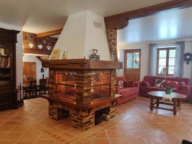 Maison 7 pièces 246 m2 sur un terrain de 41 222m²