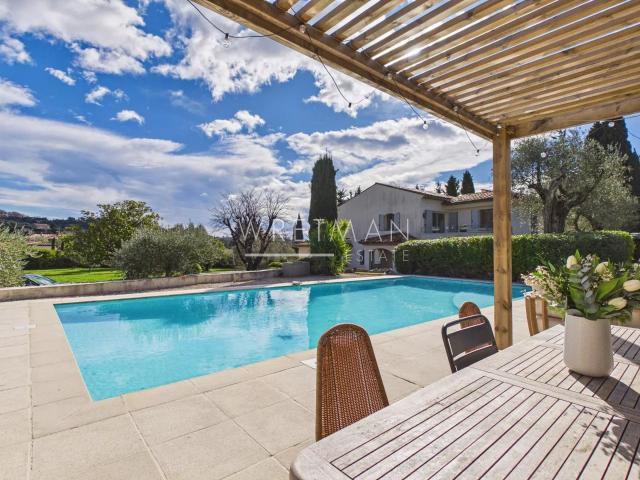 Maison 7 pièces 240 m²