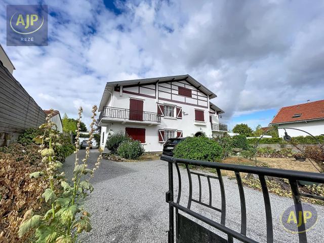 Maison 7 pièces 240 m²