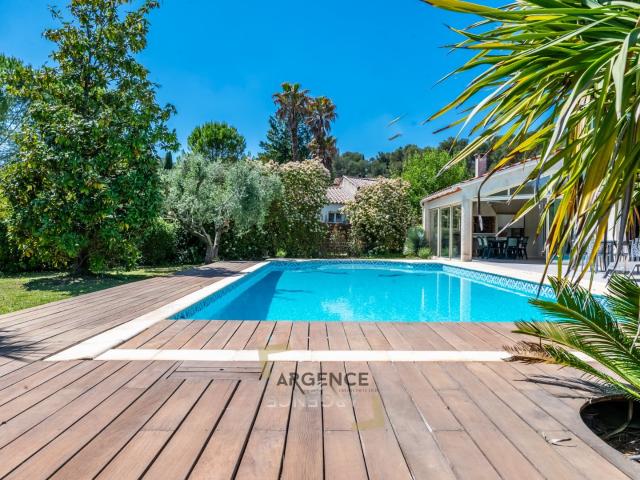 Maison 7 pièces 240 m²