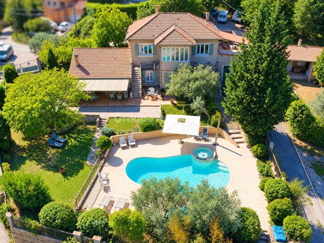 Maison 7 pièces 240 m²