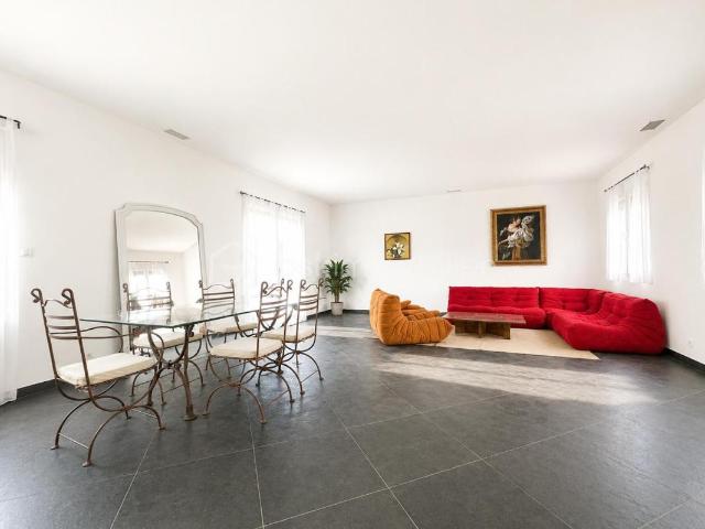 Maison 7 pièces 240 m²