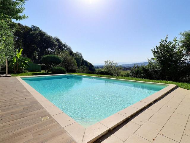 Maison 7 pièces 241 m²