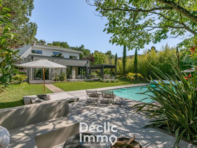 Maison 7 pièces 242 m²