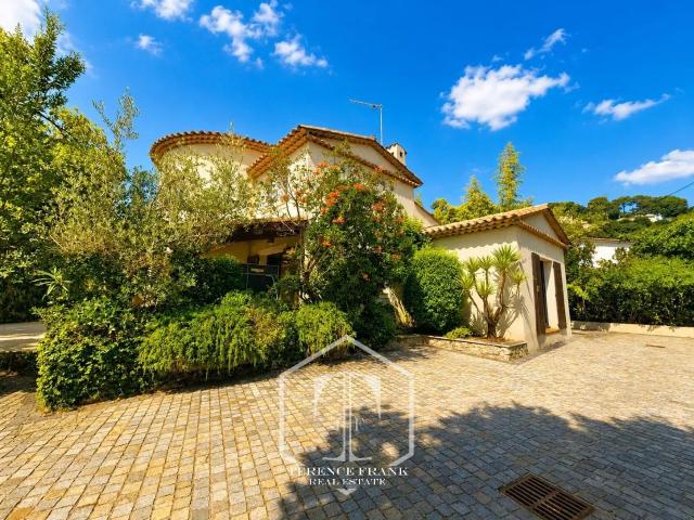 Maison 7 pièces 242 m²