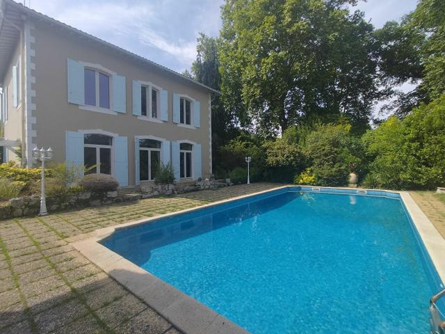 Maison 7 pièces 256 m²